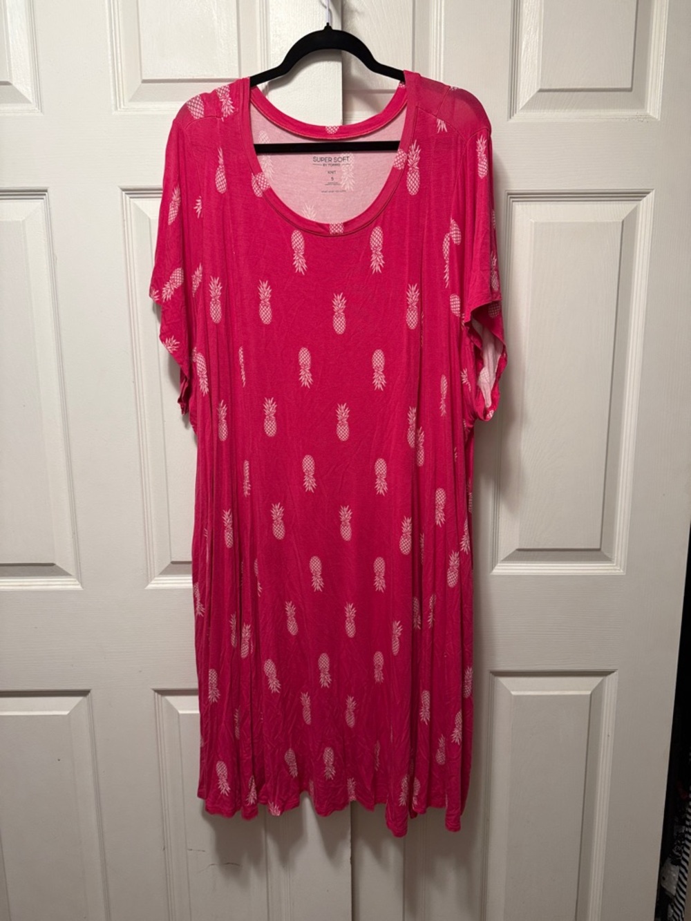 Torrid size 5 Super Soft Knit Top in Pink with White pineapple Accent